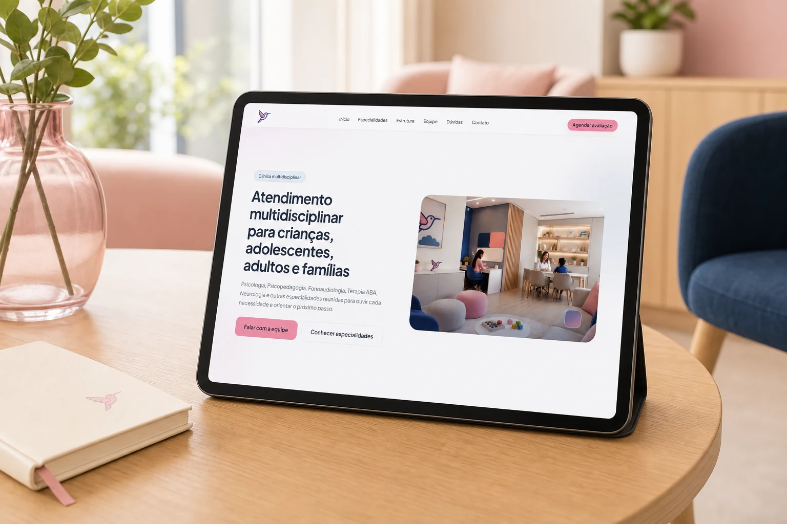 Ambientação conceitual do site da Clínica Voe Alto em um tablet.