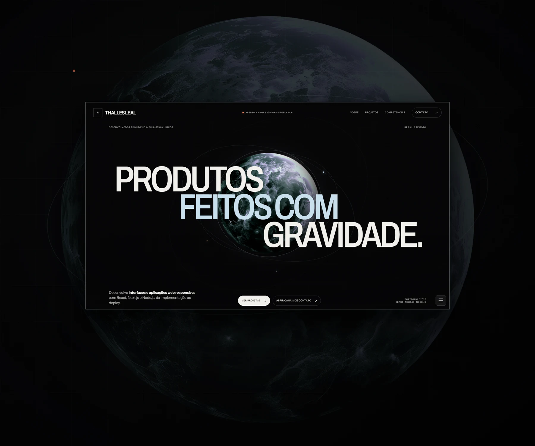 Portfólio digital exibido em uma composição orbital com planeta e trajetórias visíveis.